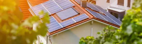 Photographie d'un toit avec panneaux photovoltaïques