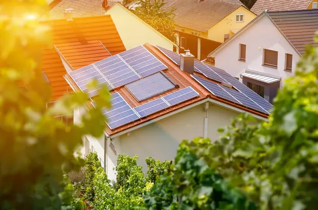 Photographie d'un toit avec panneaux photovoltaïques