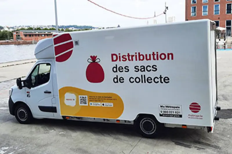 Camion de distribution sacs droite